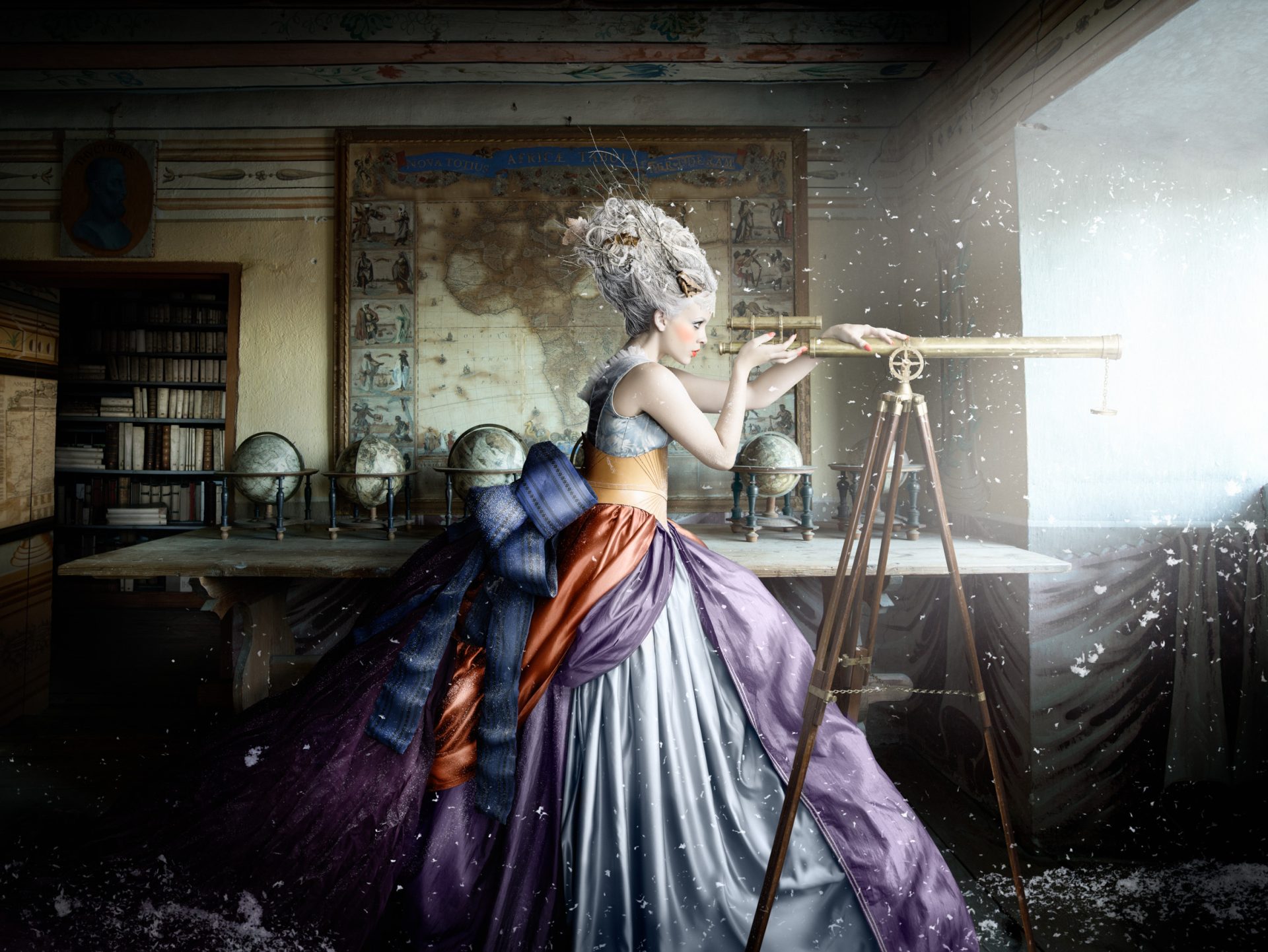 En kvinna i 1700-talsinspirerade kläder och hår tittar genom ett teleskop.