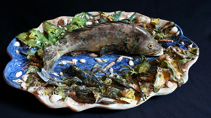 Keramikfat föreställande en fisk och andra havsdjur. 