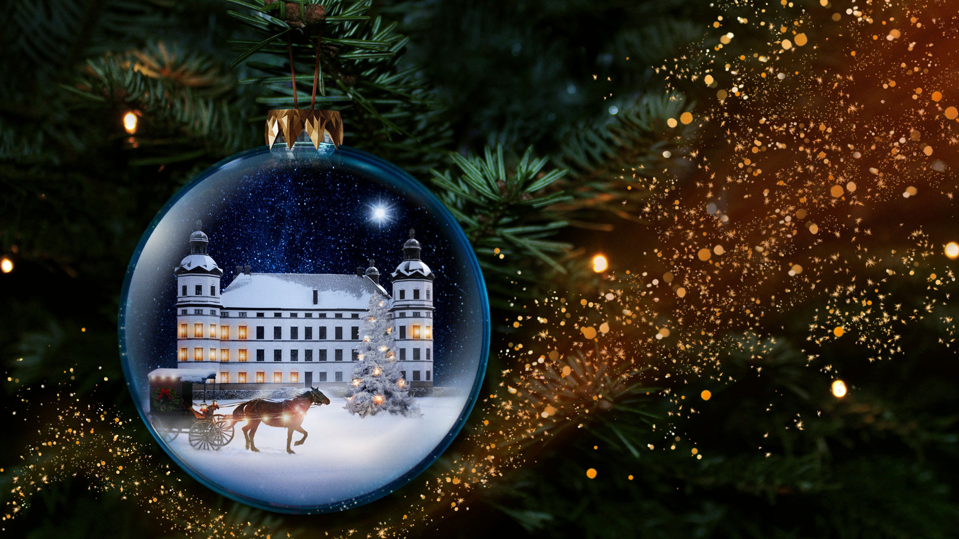 Närbild på en julkula med ett motiv på Skoklosters slott och en gammal vacker släde och häst. Kulan hänger i en julgran.