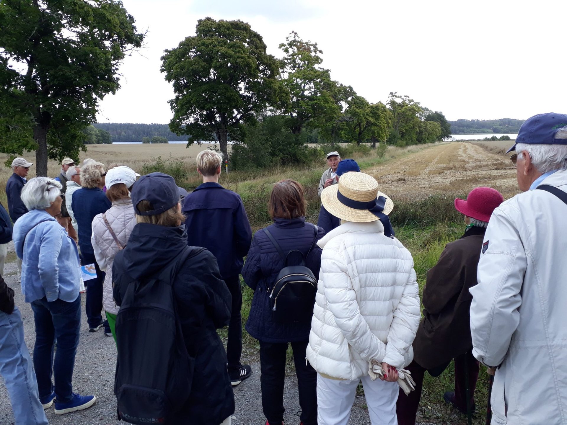 A guide in front of a group of listeners.