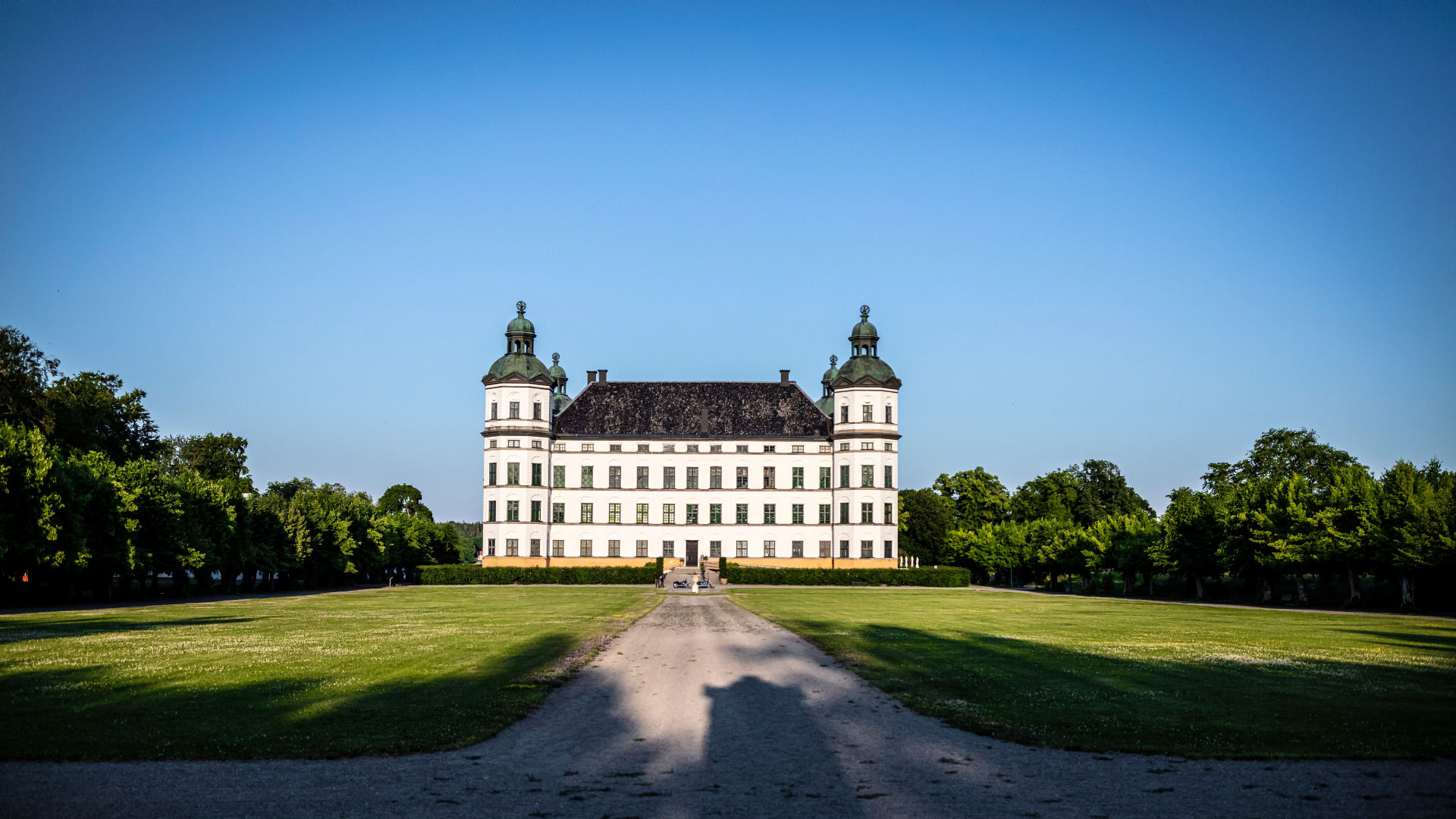 Vy över slottsparken och Skoklosters slott.