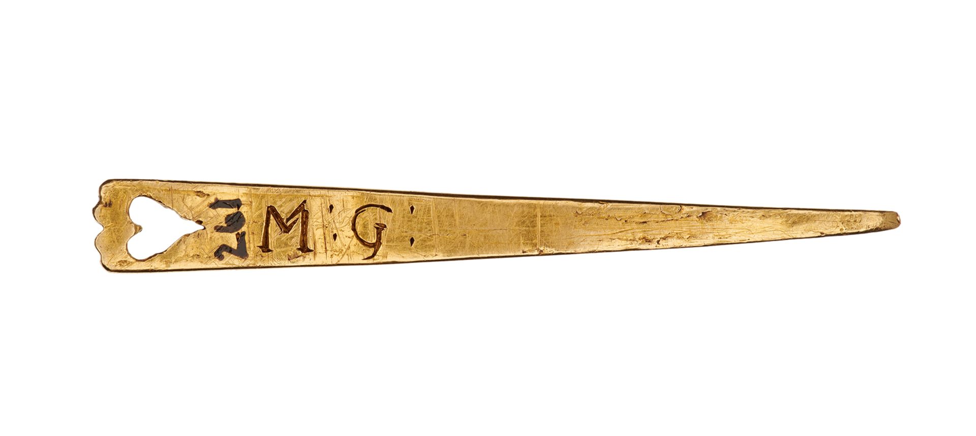 En guldig nål där Margareta grips initialer är ingraverade.
