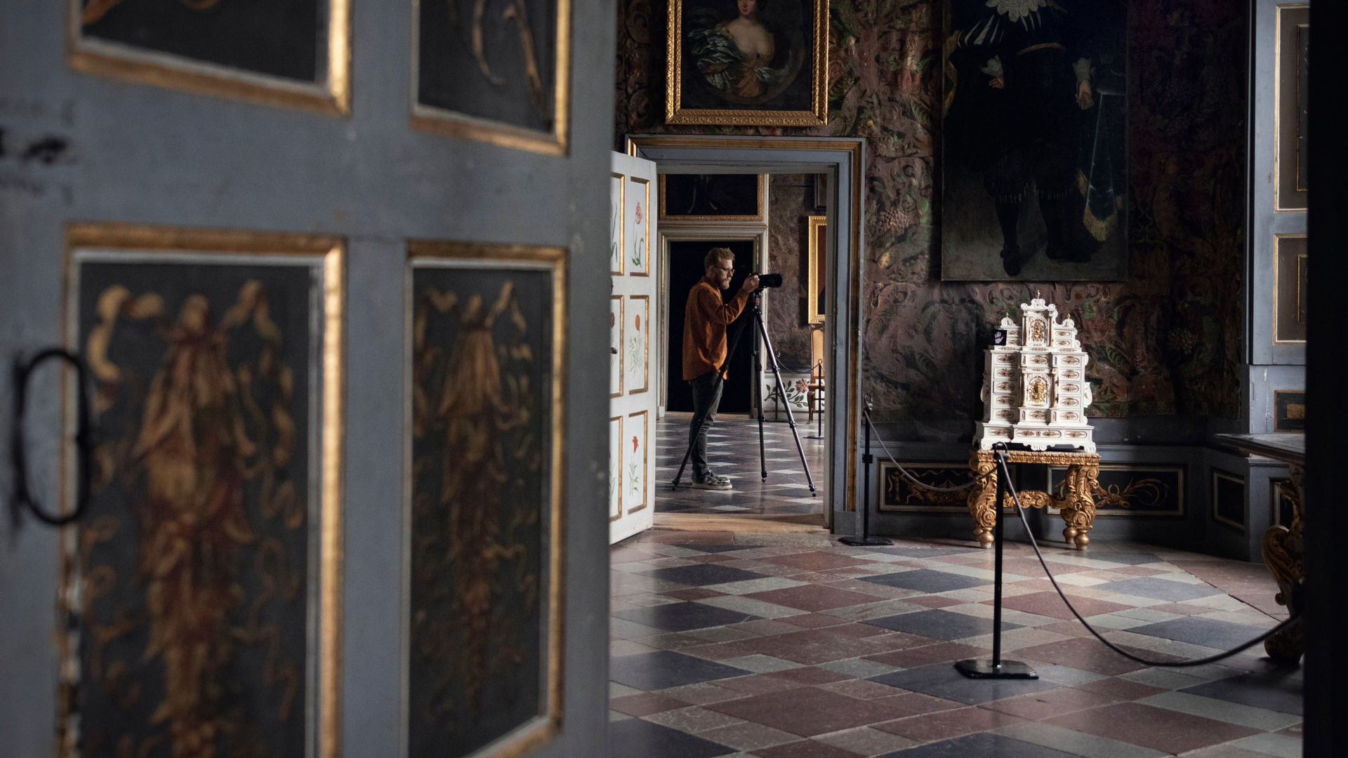  person takes photographs with a tripod in the castle floor.