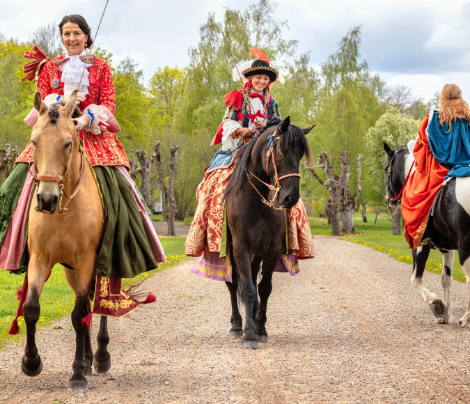 Kvinnor till häst vid skoklosters slott.
