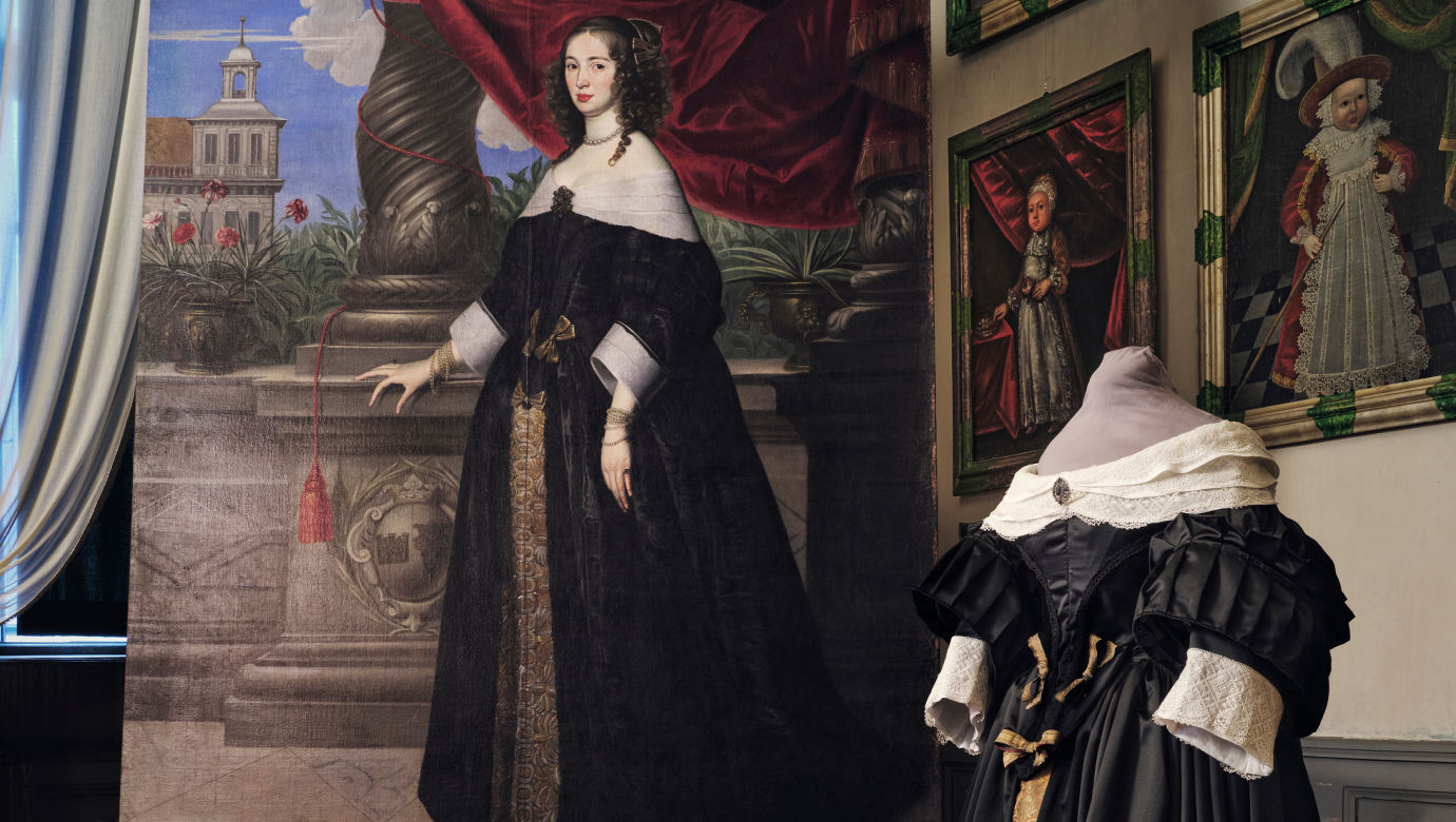 Målat porträtt på Anna Margareta von Haugwitz tillsammans med en kopia av uppsydd klänning som är en kopia av den hon bär på porträttet.
