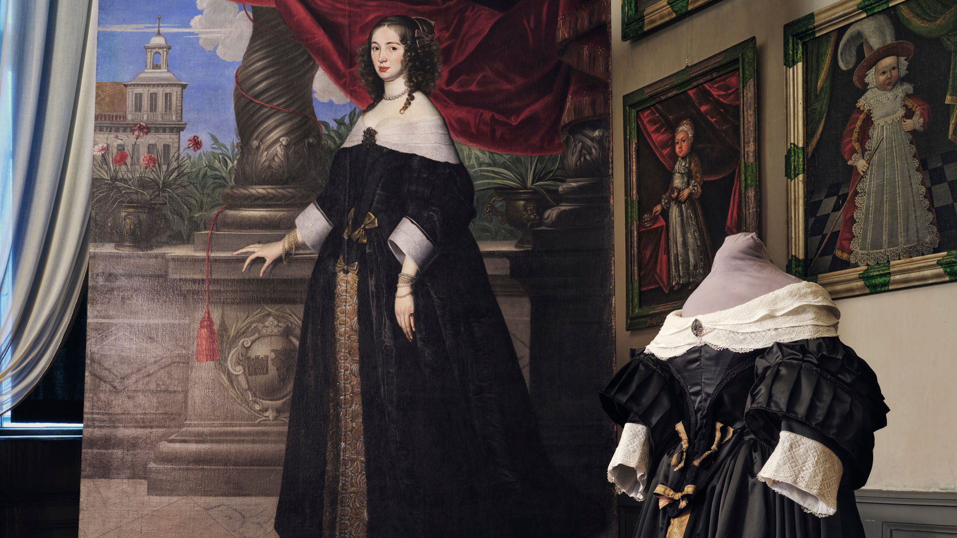 Målat porträtt på Anna Margareta von Haugwitz tillsammans med en kopia av uppsydd klänning som är en kopia av den hon bär på porträttet.