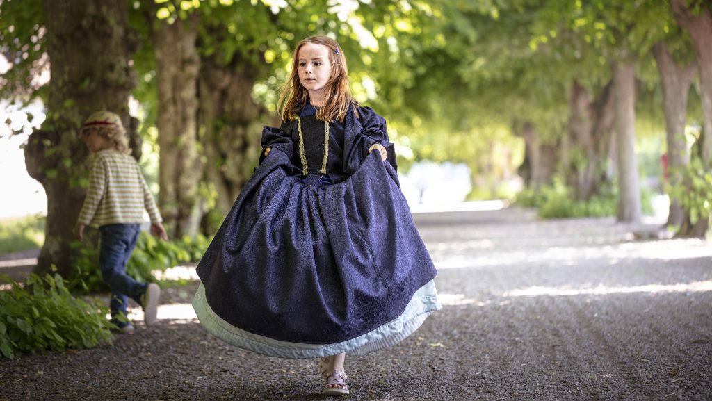 Children walk in the linden alley.