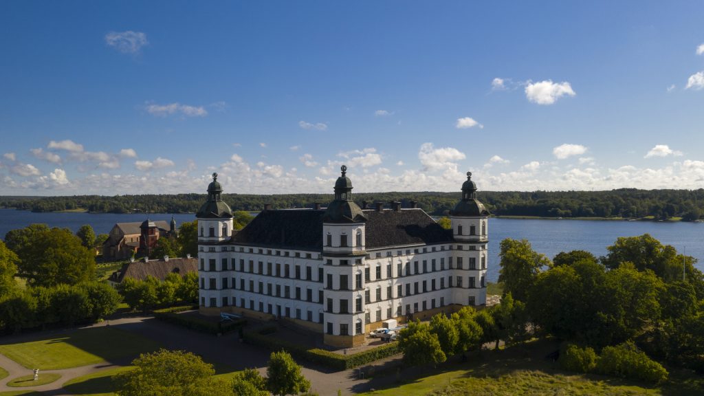 En vy över slottet med Mälaren i bakgrunden.