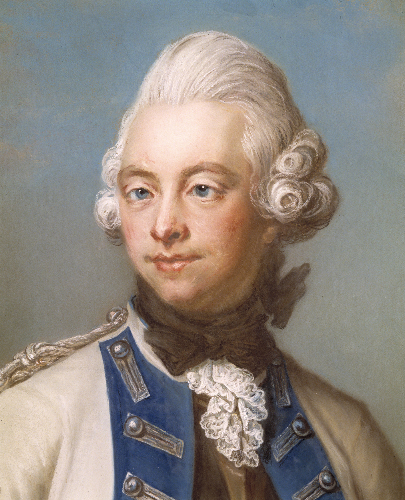 Per Brahe iförd vit rock med blå uppslag. På huvudet har han en vitpudrad peruk med korkskruvslockar.