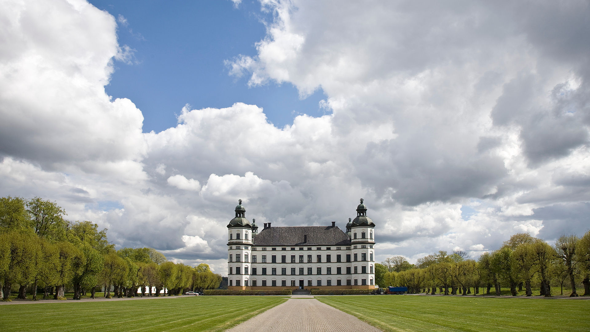 Framsidan av slottet och den vackra slottsparken.