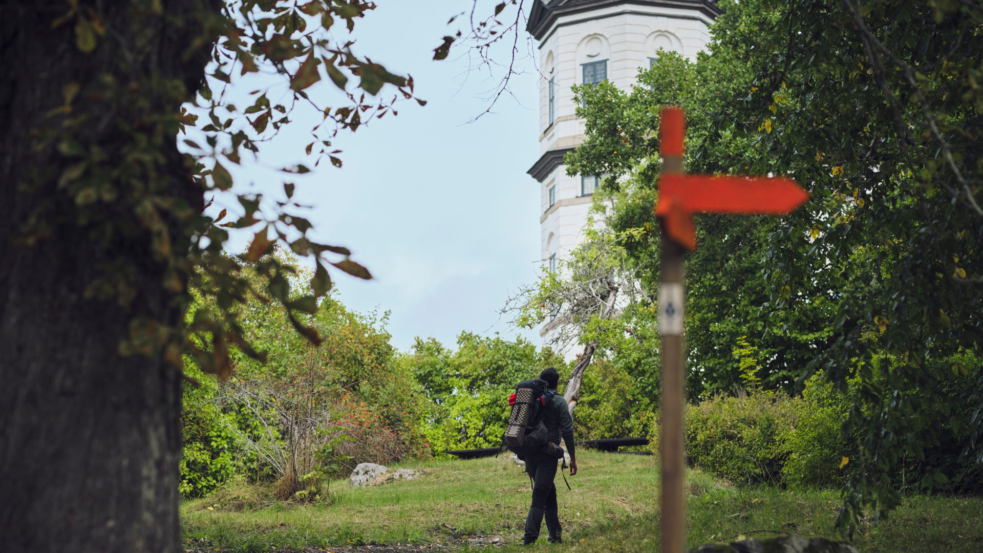 A person walking on a hiking trail outside Skokloster Castle.