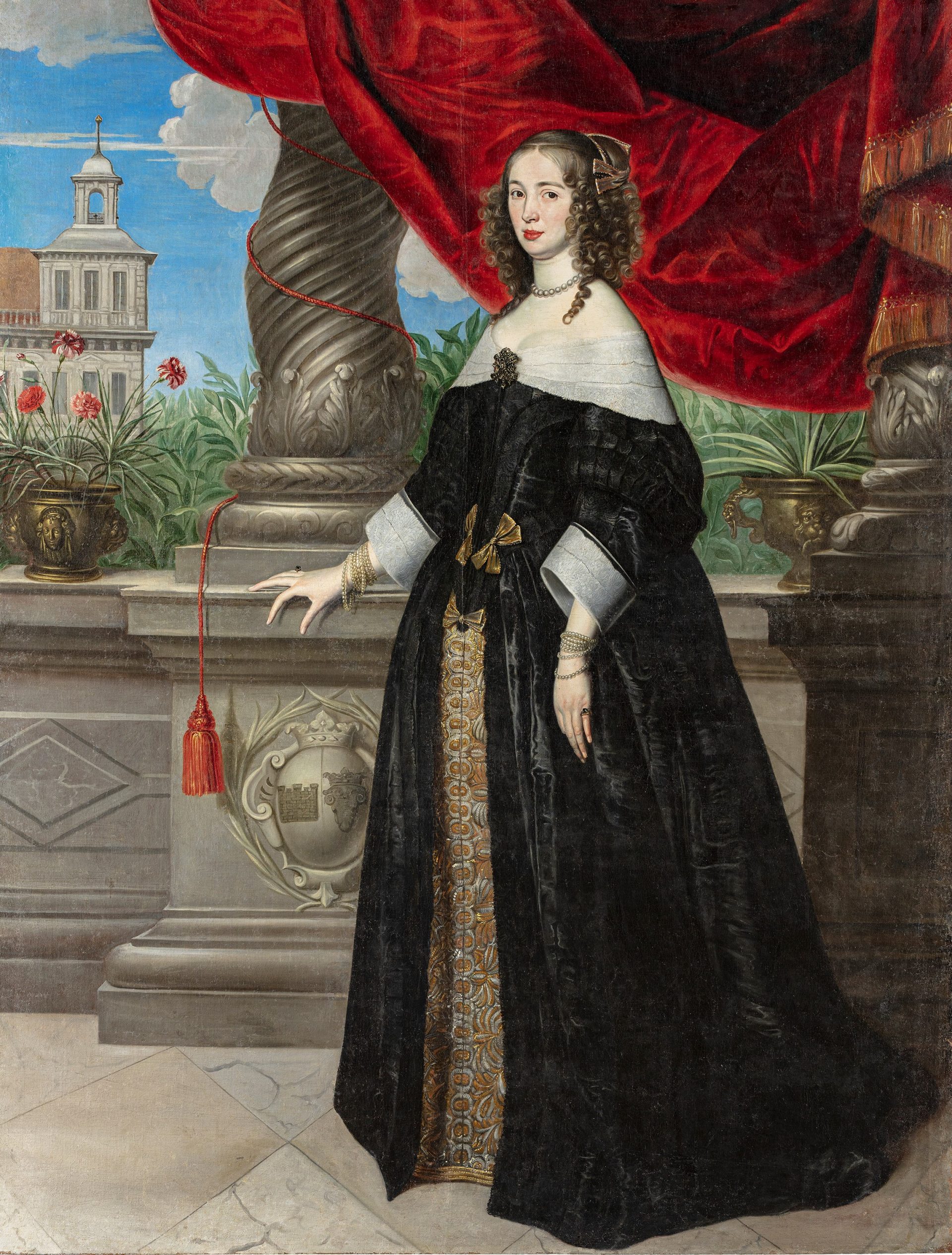 Ett porträtt Anna Margareta iförd svart, fotsid klänning stående invid en stenbalustrad och en pelare. I bakgrunden ett rött draperi.