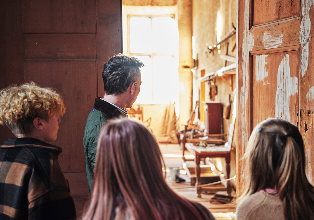 En museiguide håller en visning i slottet för en grupp med barn