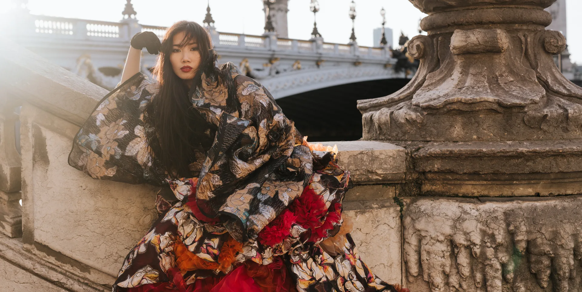 Louise Xin poserar vid en bro i Paris i en av hennes kreationer.