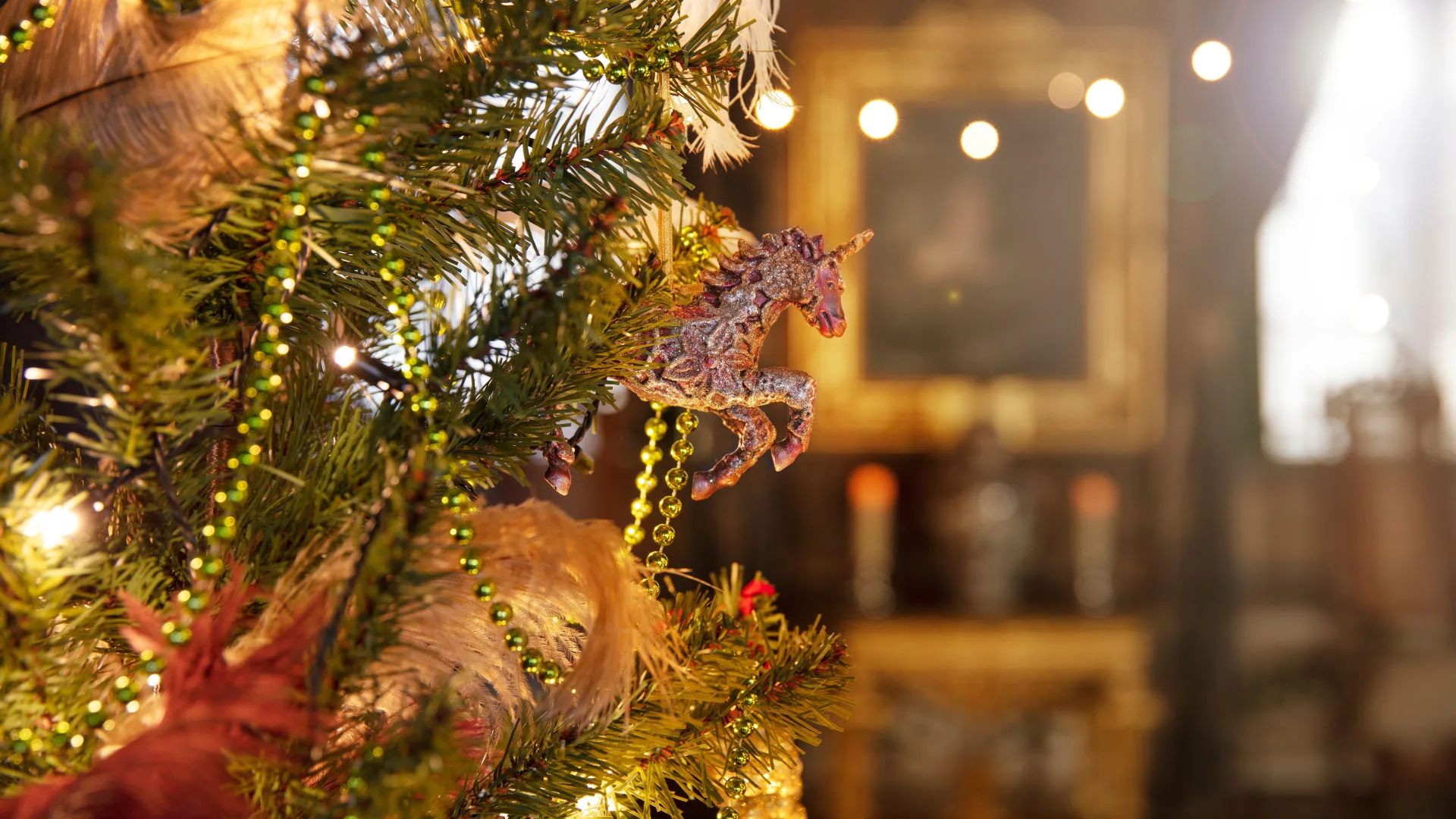 Julkulor i en julgran.