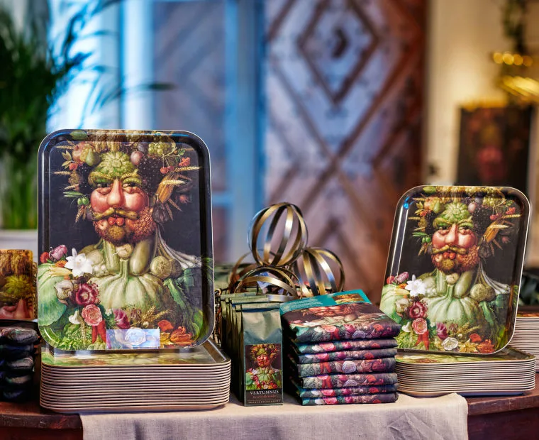 Trays and tea towels with a famous painting, in the shop