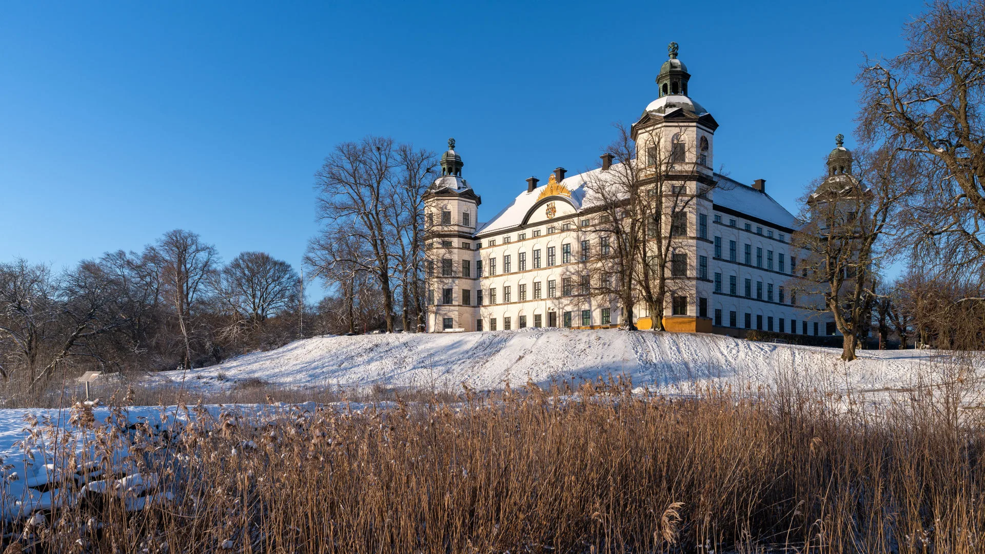 Bild på Skokloster slott täckt med snö under vintern