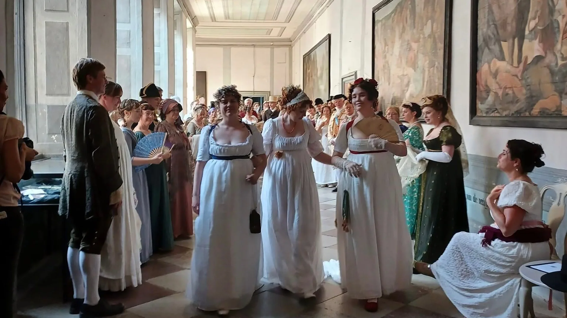 Folk i historiska kläder på Skoklosters slott