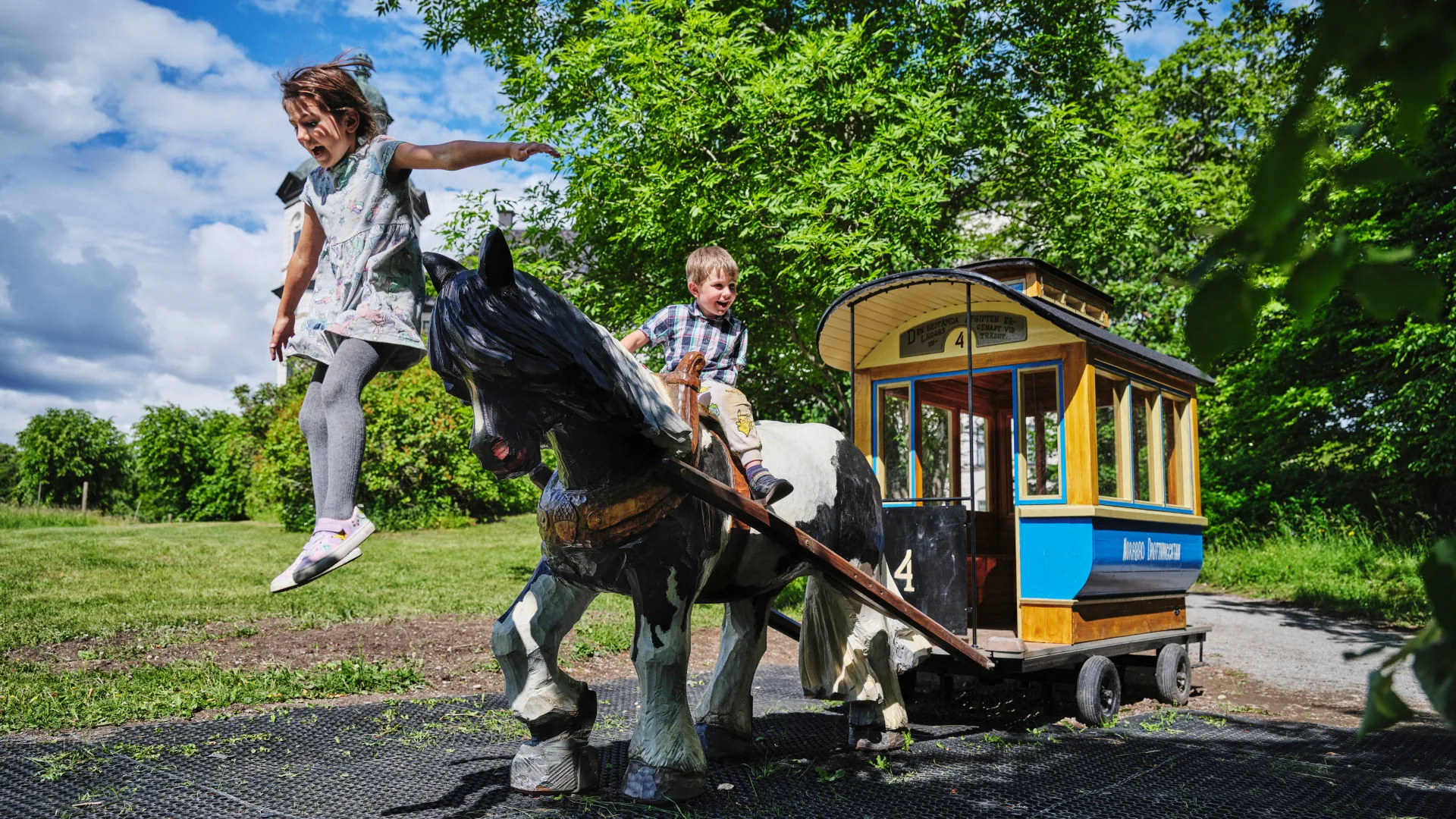 Två barn som leker i lekparken Paradset