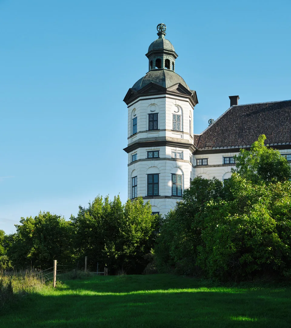 Slottstorn i grönska