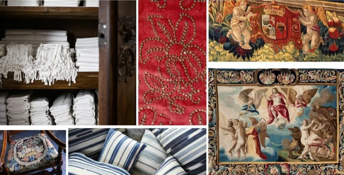 Ett kollage av historiska och dekorativa textilier. Till vänster syns hyllor fyllda med prydligt vikta vita linnetyger. I mitten syns ett rött tyg med broderade blommönster i guld. Till höger finns två praktfulla gobelänger, en med änglar och vapensköld, en annan med en himmelscen med gestalter och änglar. Längst ner syns en stol med broderad sits samt blå- och vitrandiga kuddar.
