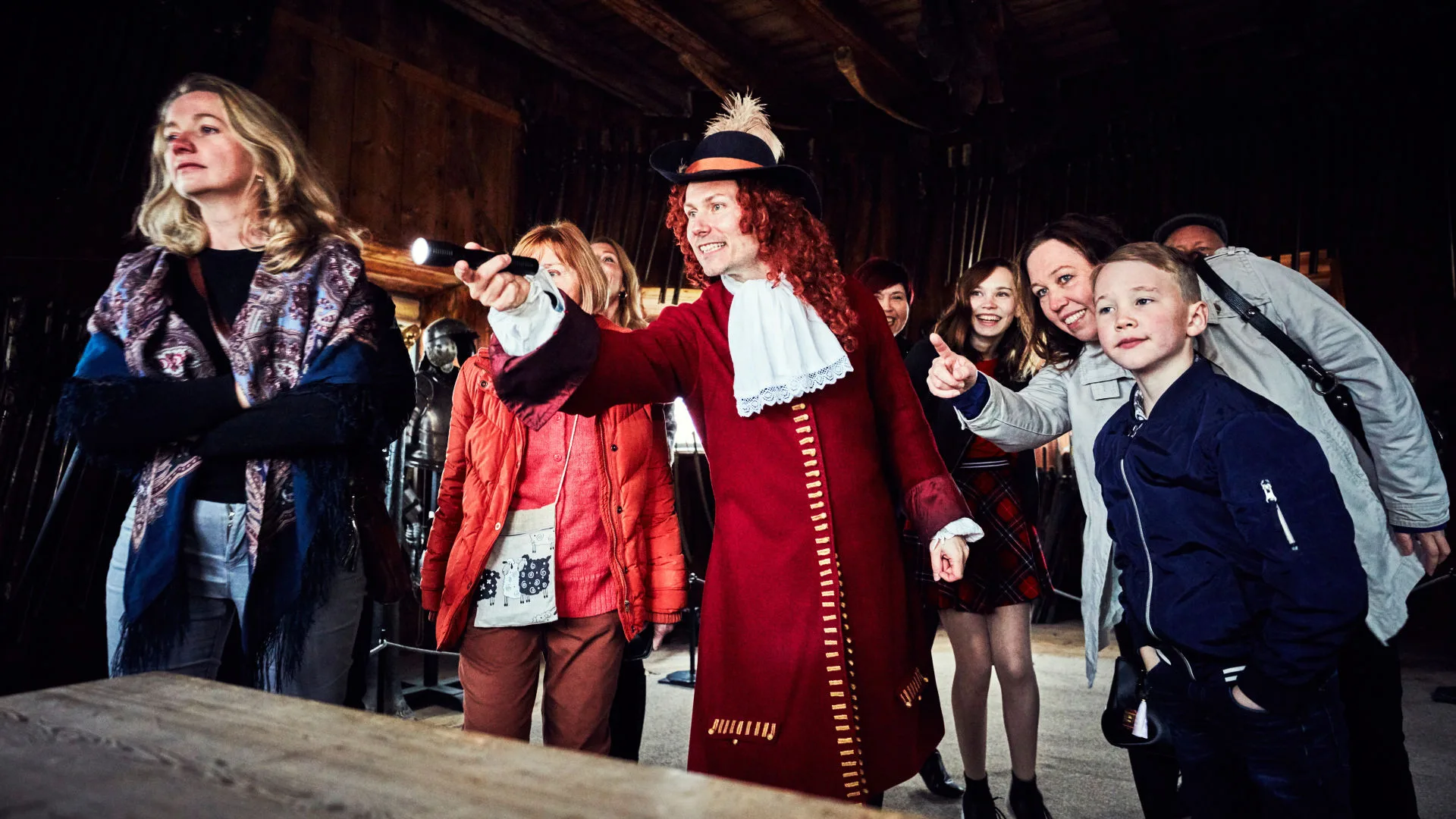 En guide som visar besökare runt i slottets rustkammare.