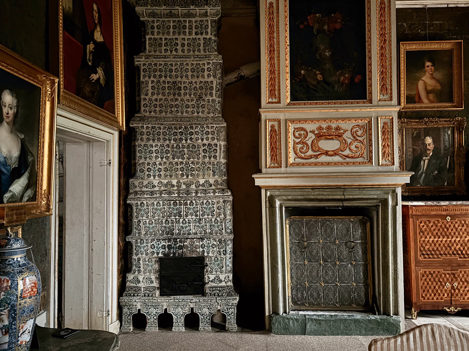 En kakelugn i slottet.